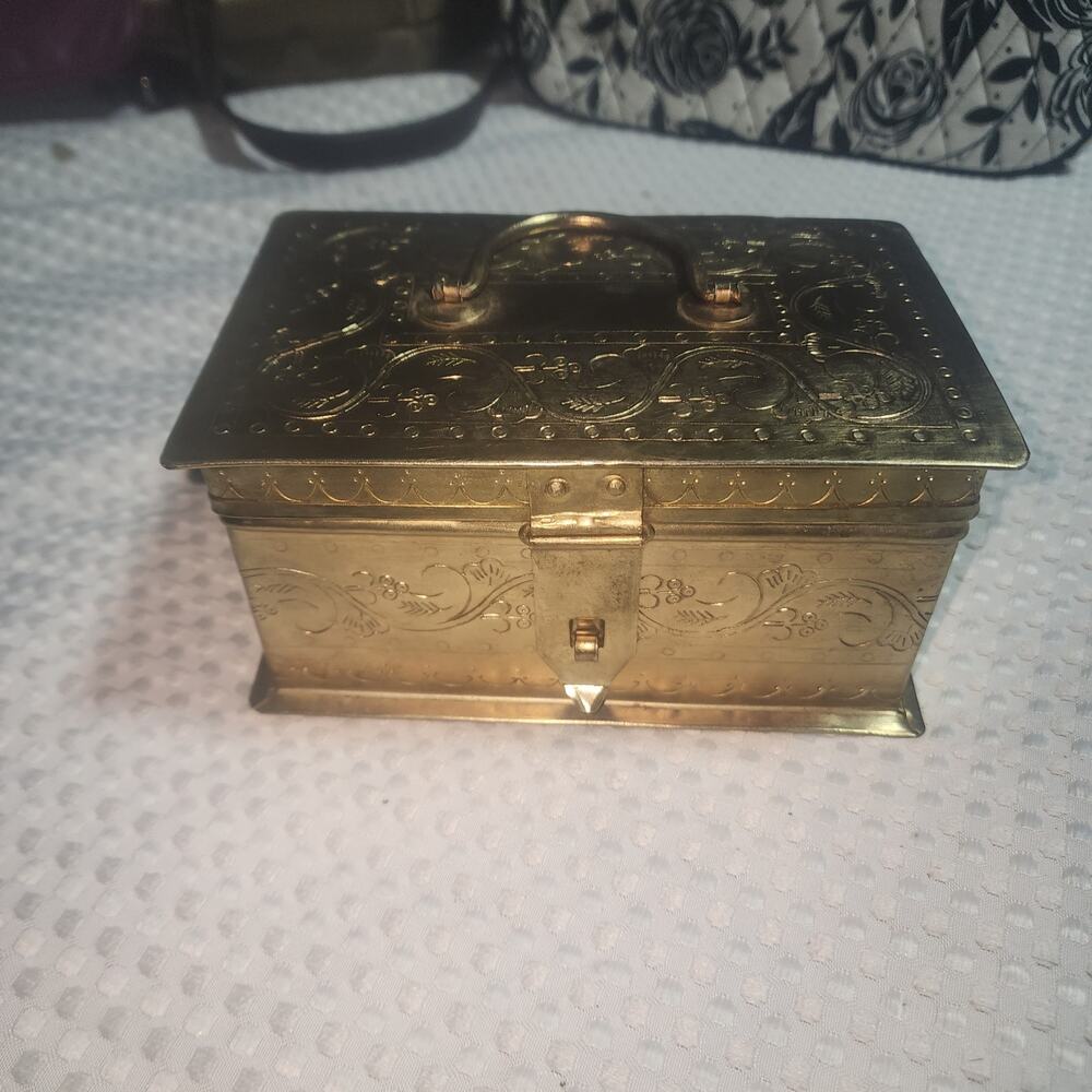 VINTAGE EUC LIGHT WEIGHT BRASS COLORED JEWELRY TREASURE BOX